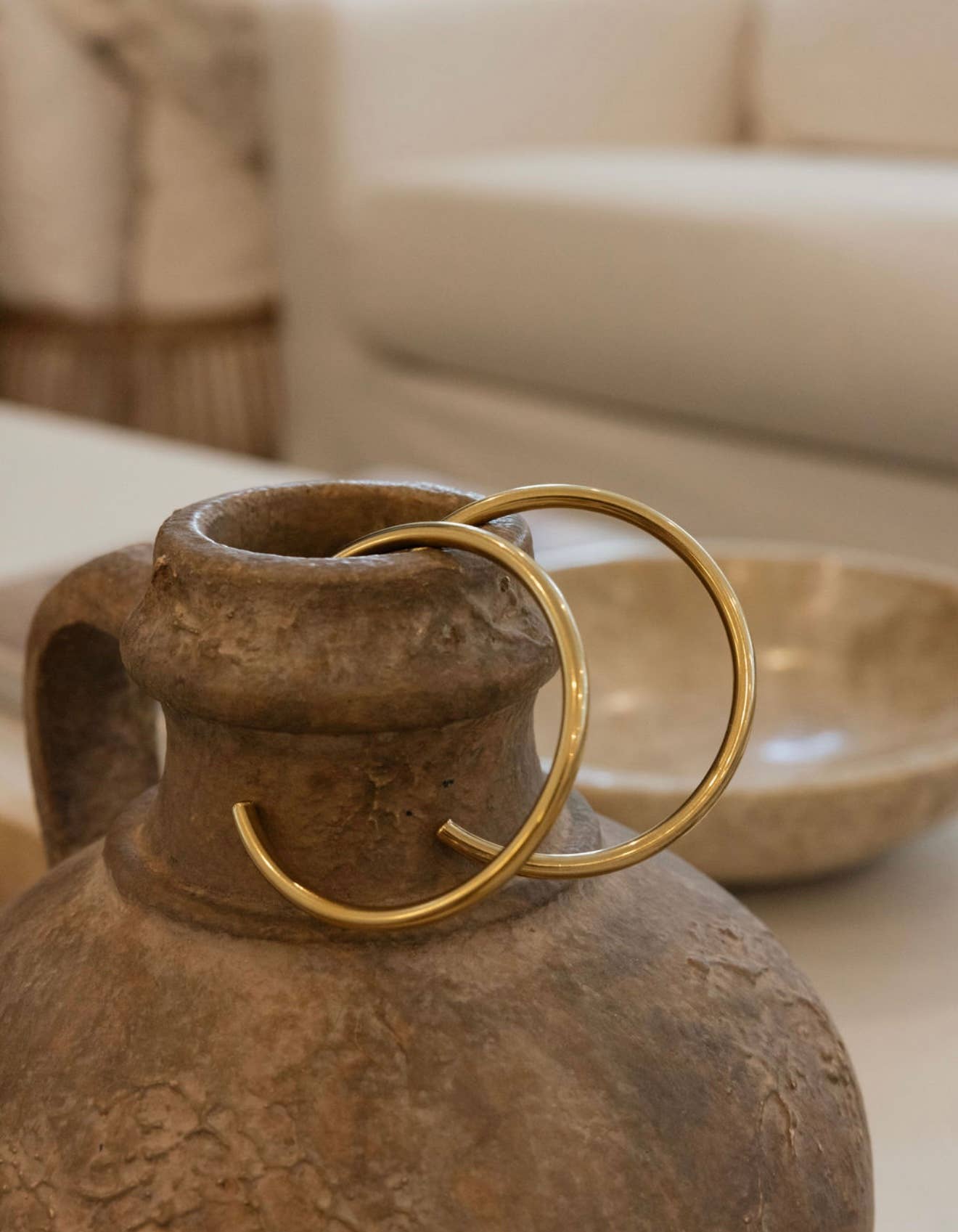 LARGE HOOPS: GOLD